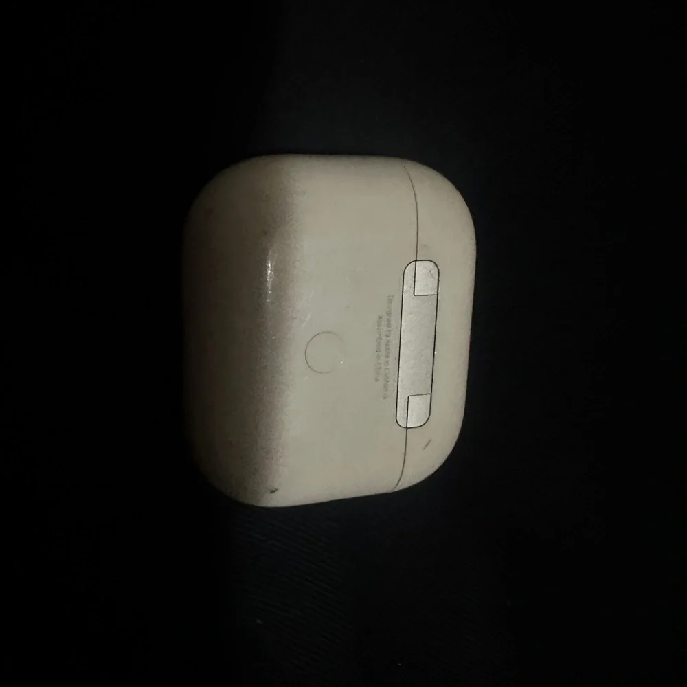 Apple Airpods 2nd Generation - case and only Left side AirPod Used